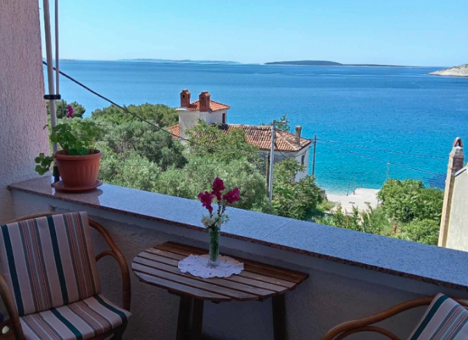 Idyllic Accommodation on the Cres Island, Apartments Julia near the sea, Martinšćica, Cres island, Croatia Martinšćica